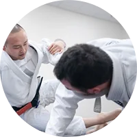 Entraînement de karaté en plein air, mains tenant une ceinture blanche.