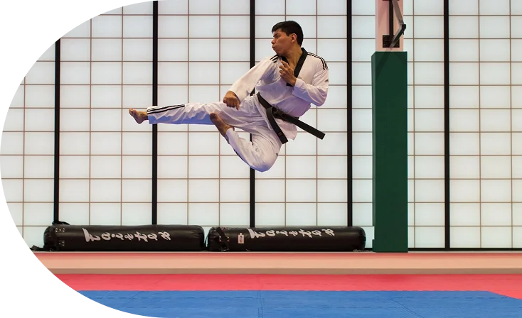 Un maître de karaté effectuant un « yoko-geri » en l'air.